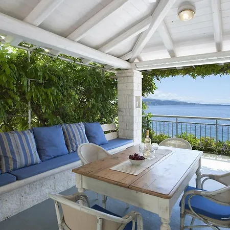 Beachfront Yellow House Upper Kaminaki * Katávolos