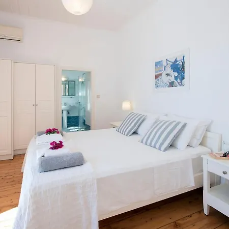 Сasa de vacaciones Beachfront Yellow House Upper Kaminaki