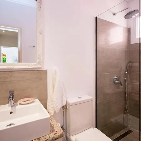 Сasa de vacaciones Beachfront Yellow House Upper Kaminaki