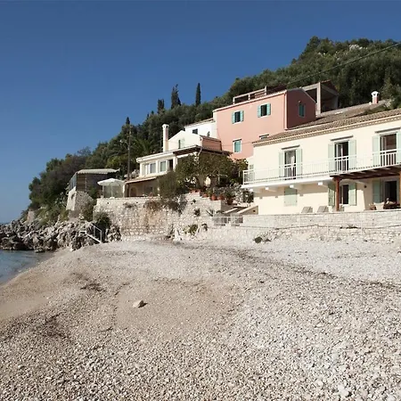 Beachfront Yellow House Upper Kaminaki Сasa de vacaciones *
